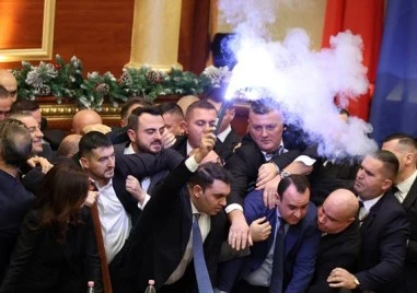 Още преди началото на заседанието депутати от албанската опозиция се