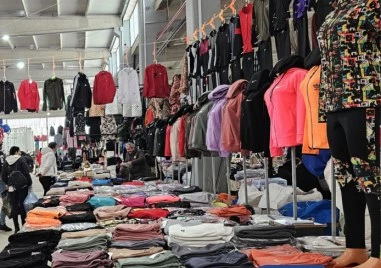 Осъдиха пенсионер „марков търговец и жена му, продавали дрехи менте на сергия в Пловдивско