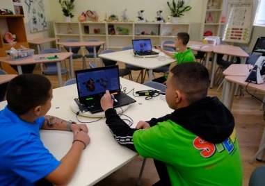 Серия от интересни експерименти и научни демонстрации проведоха учениците от