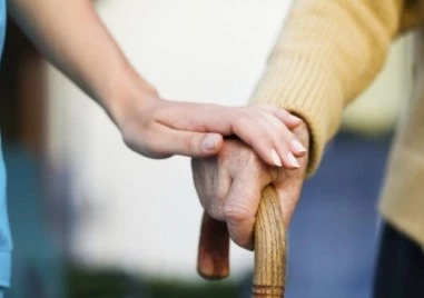 Парламентът реши: По-строги наказания за предоставяне на социални услуги без лиценз