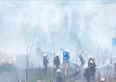 Сблъсъци между полицията и протестиращи фермери в Брюксел