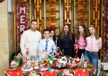Коледен благотворителен базар с ръчно изработени сувенири от ученици от