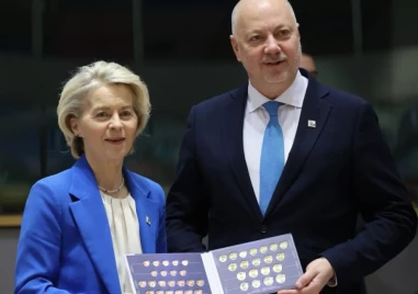 Желязков показа българските евромонети на Урсула фон дер Лайен и Роберта Мецола