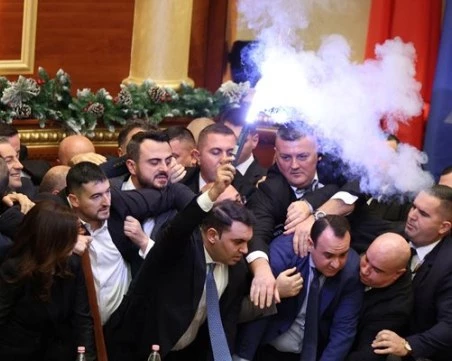Бой и запалени факли на последното заседание за годината на албанския парламент