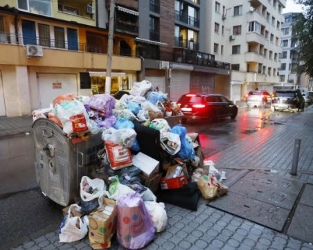 Кризата с боклука в София: Избрани са фирми за сметосъбиране за още две зони
