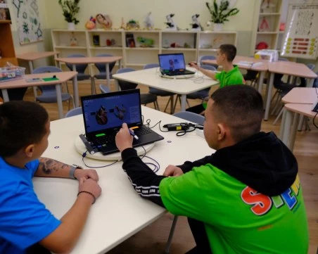 Осмокласници с дисекция на сърдечен мускул в новия STEM център на ПГБТ