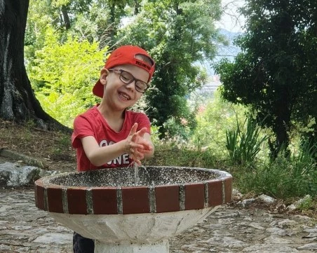 От доброволци за деца: Благотворителен календар обединява хората в подкрепа на малкия Йоан