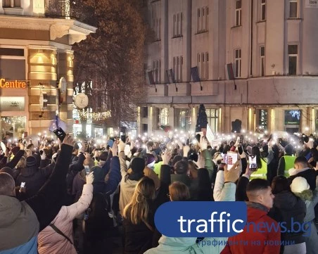 Протестът в Пловдив приключи с шествие до Римския стадион и изпълнение на химна