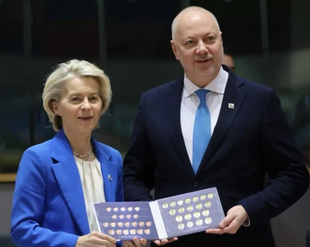 Желязков показа българските евромонети на Урсула фон дер Лайен и Роберта Мецола