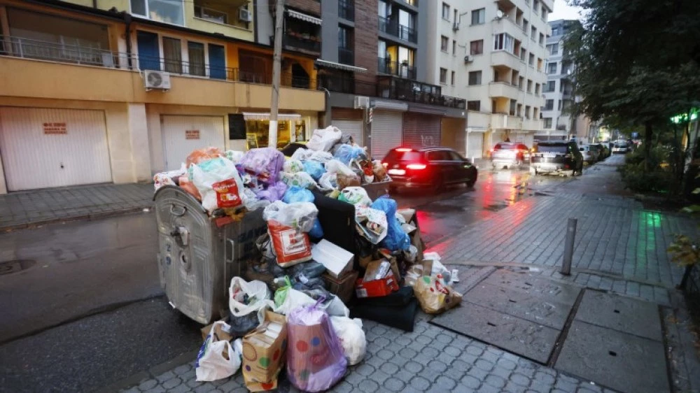 Кризата с боклука в София: Избрани са фирми за сметосъбиране за още две зони