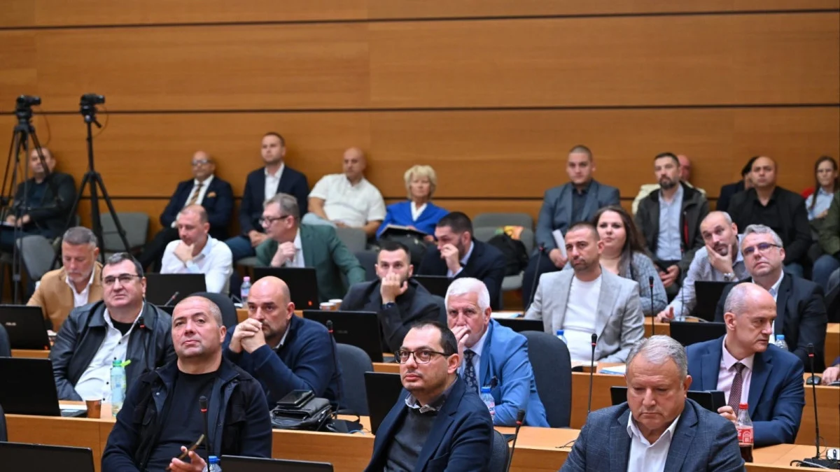 Общински съветници с канонада от въпроси към кмета за Колежа – законно ли се взимат такси и наеми от клуба?