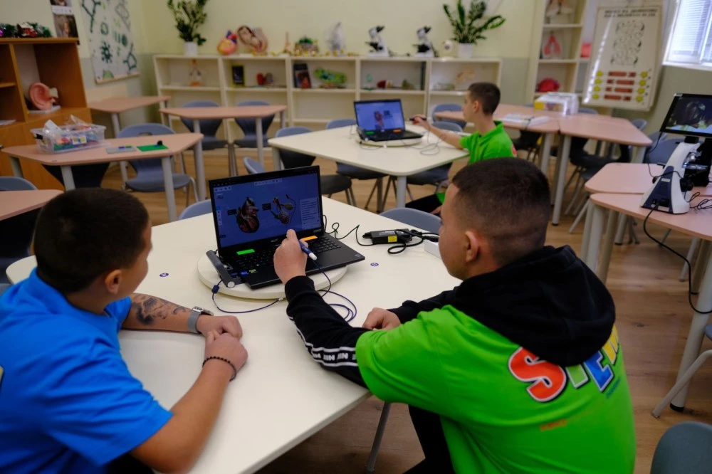 Осмокласници с дисекция на сърдечен мускул в новия STEM център на ПГБТ