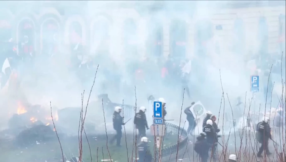 Сблъсъци между полицията и протестиращи фермери в Брюксел