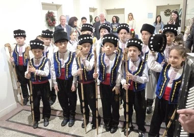 Второкласници от ОУ „Алеко Константинов наричаха за здраве и берекет в район „Централен