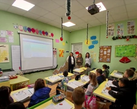 Коледна магия завладя класните стаи на НУ „Св. Климент Охридски