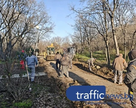Най-после! Започна ремонт на алеите на Младежкия хълм след години забвение