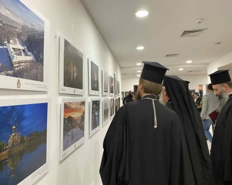 С благословията на митрополит Николай: Фотоизложба събра разкази за вярата, духа и чудото