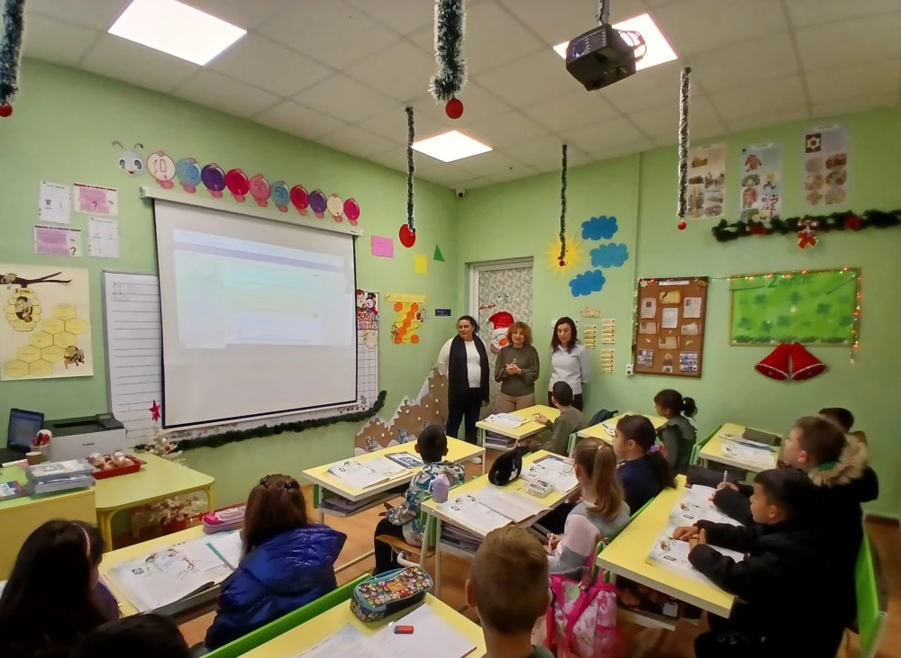 Коледна магия завладя класните стаи на НУ „Св. Климент Охридски