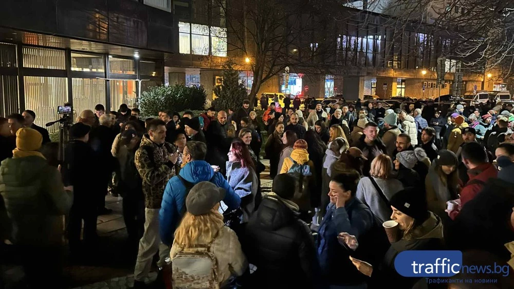 Протест пред сградата на bTV в подкрепа на Мария Цънцарова