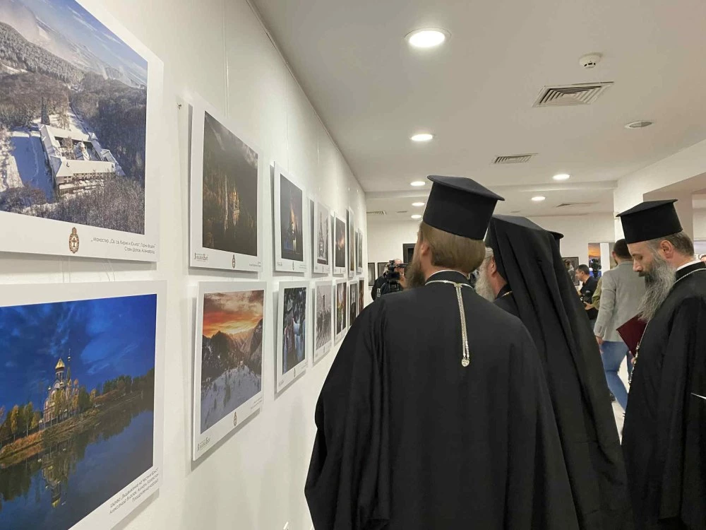 С благословията на митрополит Николай: Фотоизложба събра разкази за вярата, духа и чудото