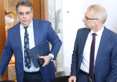 Директорите на училища се избират в конкурси от комисии доминирани