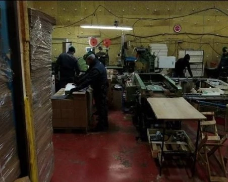 Разбиха нелегална фабрика за цигари в Италия с български работници