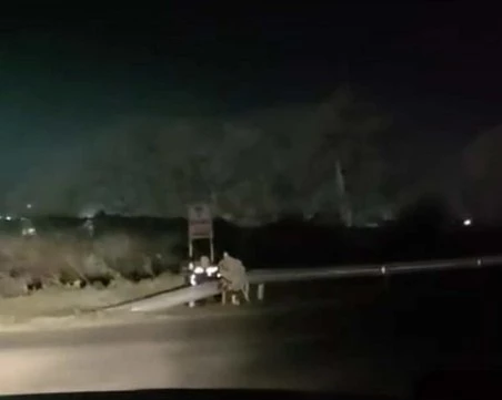 Цинично! Полицаи скриха камера за скорост зад венеца в памет на загиналото семейство на Околовръстното