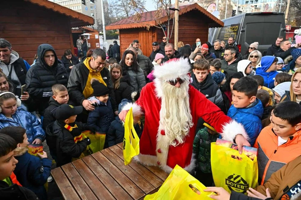 Детска Коледа за малките фенове на Ботев