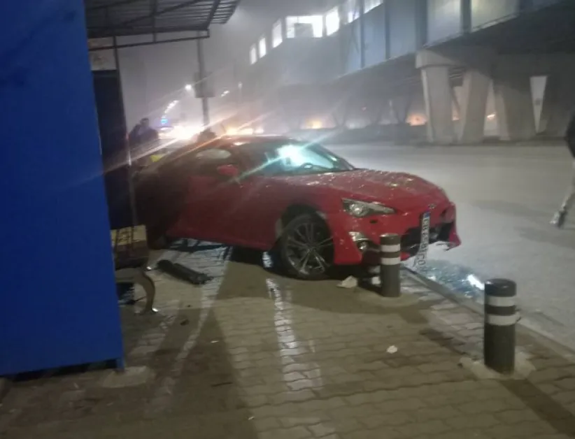 Кола се вряза в спирка в София