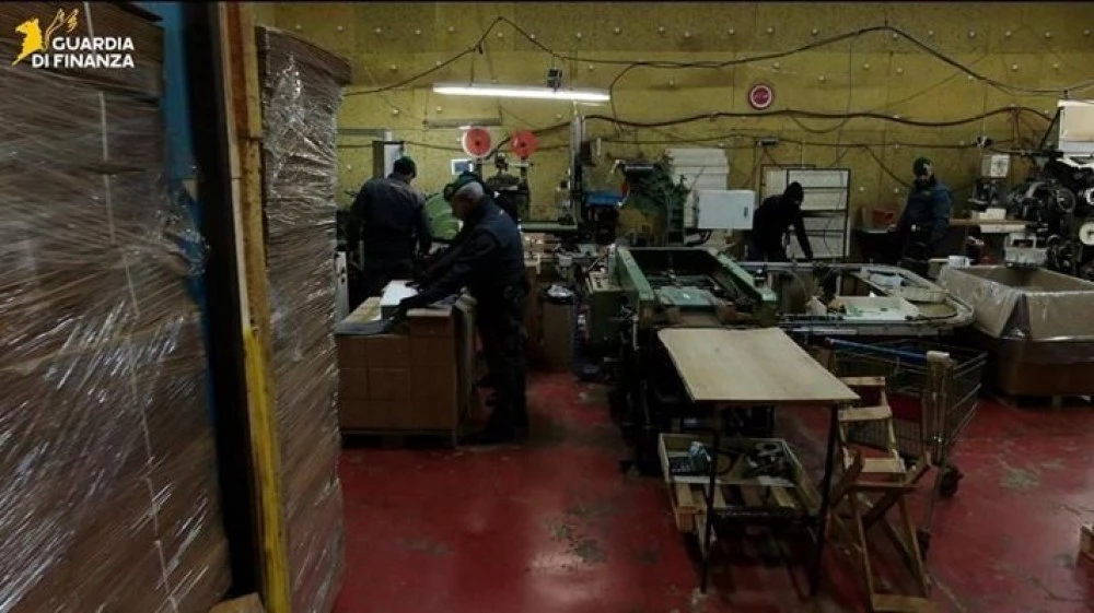 Разбиха нелегална фабрика за цигари в Италия с български работници