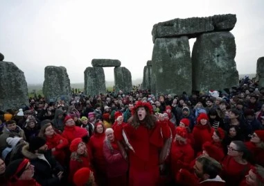 Хиляди посрещнаха зимното слънцестоене около праисторическия каменен кръг Стоунхендж