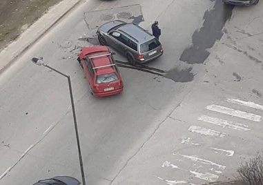 Катастрофа затруднява движението на бул Пещерско шосе в Пловдив Инцидентът