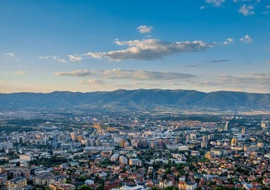 Гъстата мъгла и слабата видимост напълно парализираха международното летище в