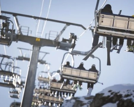 Един човек е загинал, а друг е ранен след падане от ски лифт в Черна гора