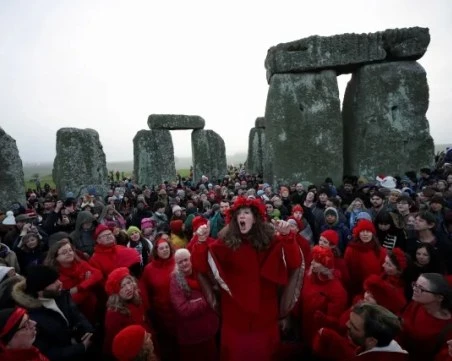 Хиляди посрещнаха зимното слънцестоене около праисторическия каменен кръг Стоунхендж