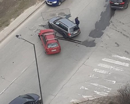 Катастрофа затруднява движението по Пещерско шосе, пожарна е на място