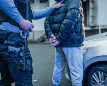 Разбиха престъпна група за разпространение на наркотици, има задържани