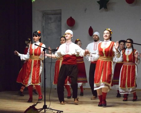 С коледен концерт откриха обновената зала на читалището в Маноле