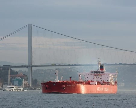 Турция вдига таксите за преминаване на търговски кораби, от ще се отрази на стоките