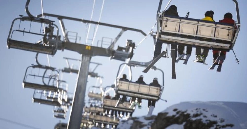 Един човек е загинал, а друг е ранен след падане