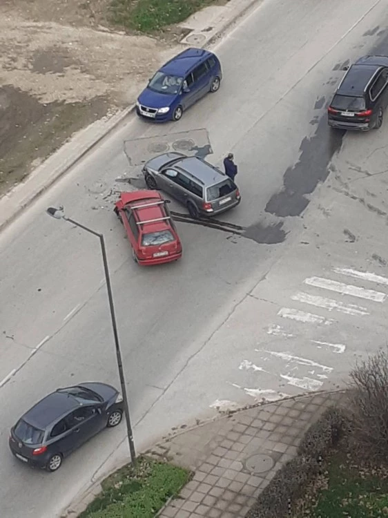 Катастрофа затруднява движението по Пещерско шосе, пожарна е на място