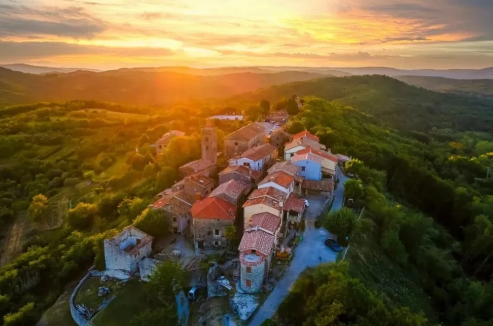 Построен от великани: Историята на най-малкия град в света