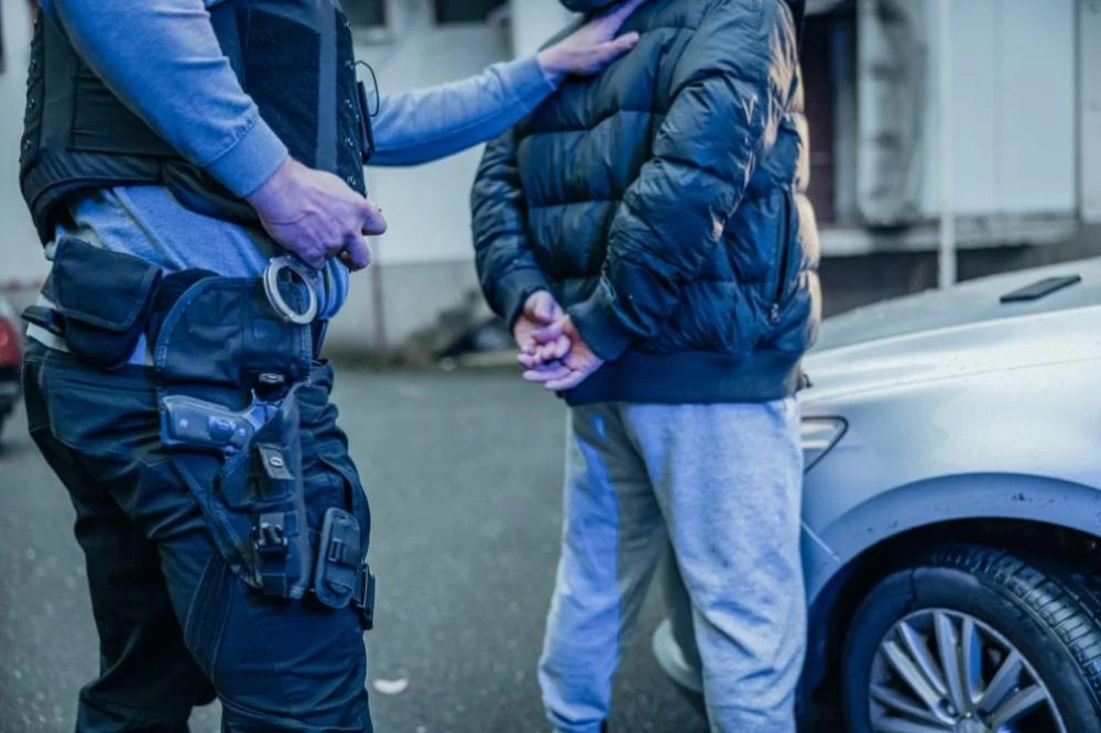 Разбиха престъпна група за разпространение на наркотици, има задържани