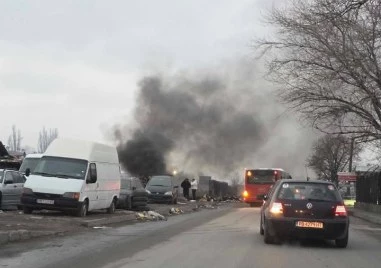 Отново запалиха гуми до КАТ, районът е обгазен