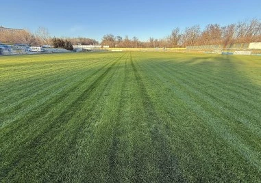 Стадион Марица е с обновен терен