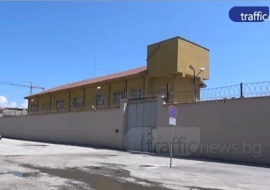 Мухъл по стените пренаселени килии студ липса на нормален достъп