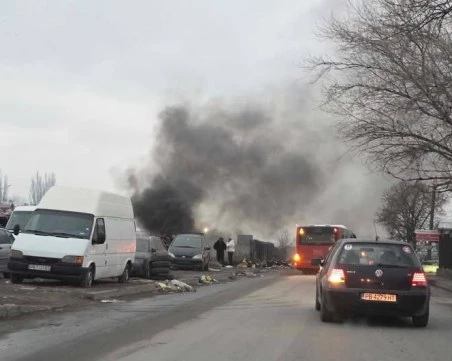 Отново запалиха гуми до КАТ, районът е обгазен