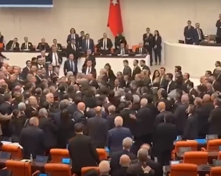 Турски депутати се сбиха по време на дебатите за бюджета
