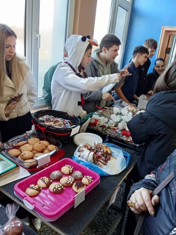 Благороден жест! Ученици от ЕГ 