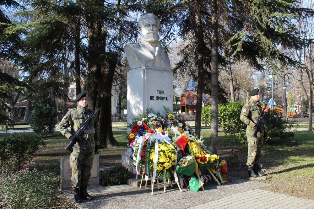 На 6 януари 2026г., вторник, от 13.30 часа пред паметника на